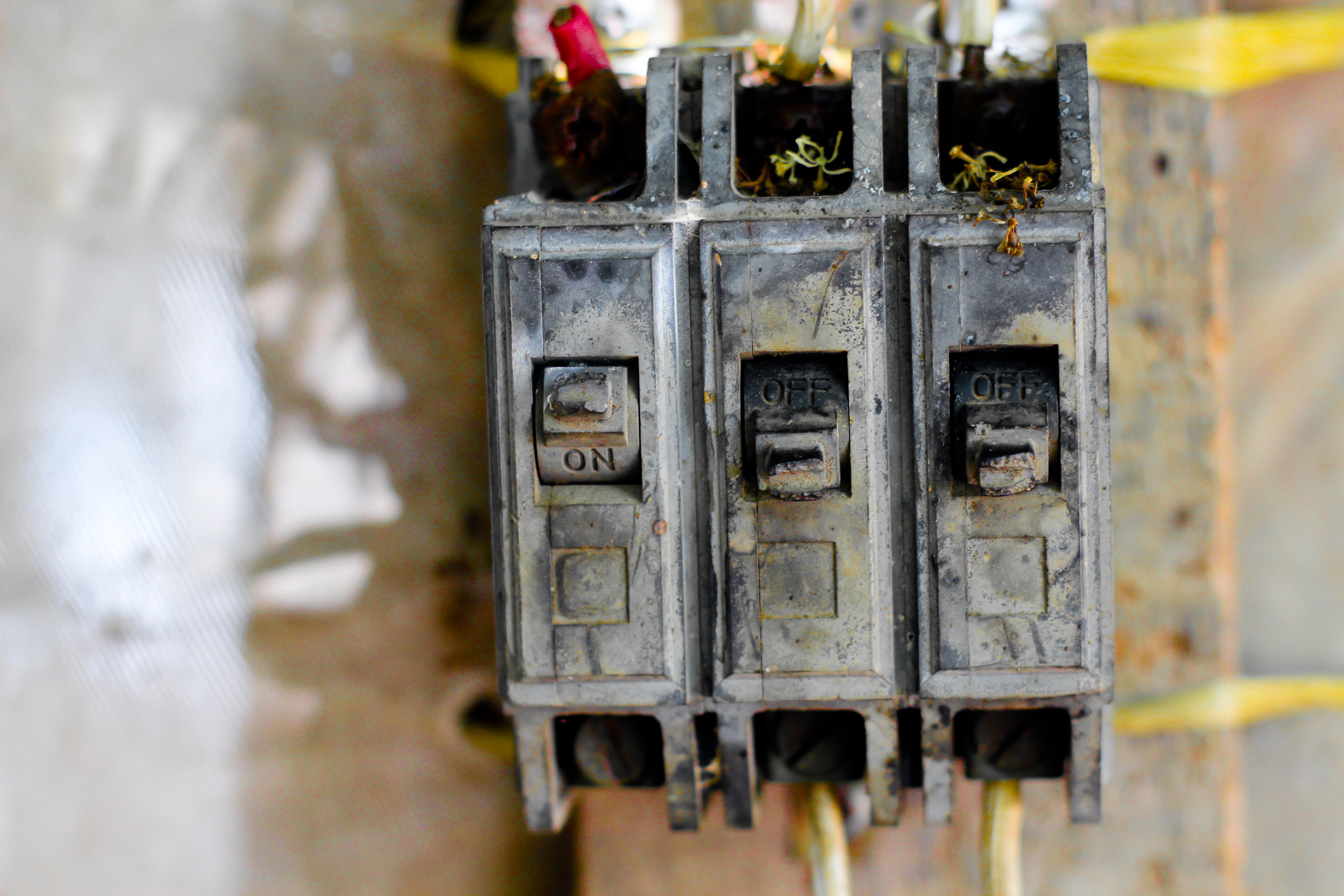 9 Electrical Issues in Your Home That Are Straight-Up Dangerous